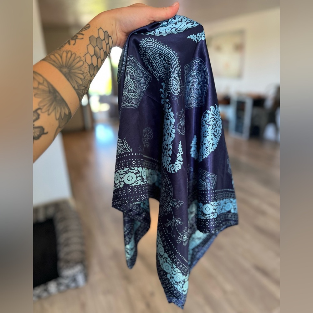 Navy Blue Paisley wildrag